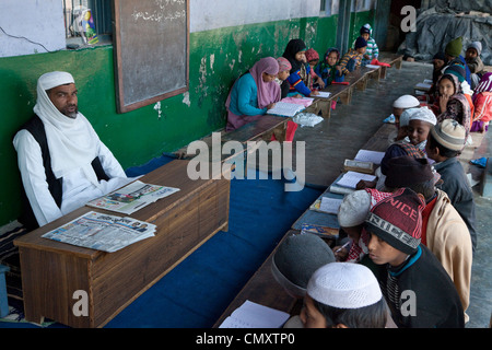 Les élèves avec leur Imam Madrasa Madrasa, Islamia Saoudite Izharul-Uloom, Dehradun, Inde. Banque D'Images