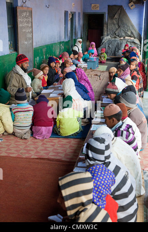 Les élèves avec leur Imam Madrasa Madrasa, Islamia Saoudite Izharul-Uloom, Dehradun, Inde. Banque D'Images