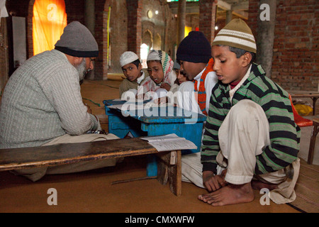 Les élèves avec leur Madrasa Imam, à l'intérieur de mosquée en construction. Madrassa Islamia Saoudite Izharul-Uloom, Dehradun, Inde. Banque D'Images