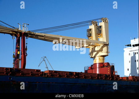 Grues de navire sur un pont du cargoship Banque D'Images