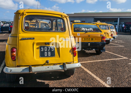 Les taxis jaunes de Diego Suarez (Antsiranana), au nord de Madagascar Banque D'Images