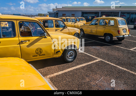 Les taxis jaunes de Diego Suarez (Antsiranana), au nord de Madagascar Banque D'Images