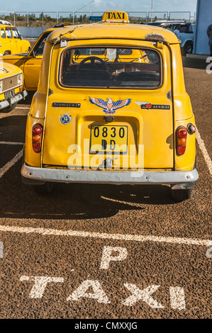 Les taxis jaunes de Diego Suarez (Antsiranana), au nord de Madagascar Banque D'Images