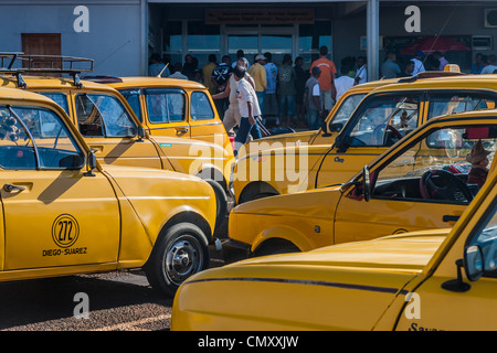 Les taxis jaunes de Diego Suarez (Antsiranana), au nord de Madagascar Banque D'Images