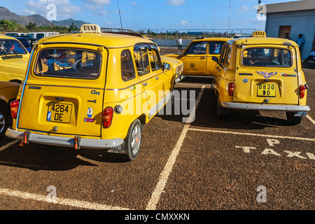 Les taxis jaunes de Diego Suarez (Antsiranana), au nord de Madagascar Banque D'Images