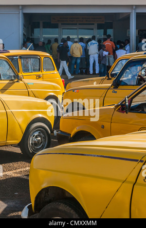 Les taxis jaunes de Diego Suarez (Antsiranana), au nord de Madagascar Banque D'Images