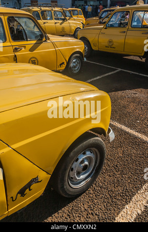 Les taxis jaunes de Diego Suarez (Antsiranana), au nord de Madagascar Banque D'Images