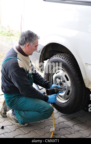 Homme changement de roue. Banque D'Images