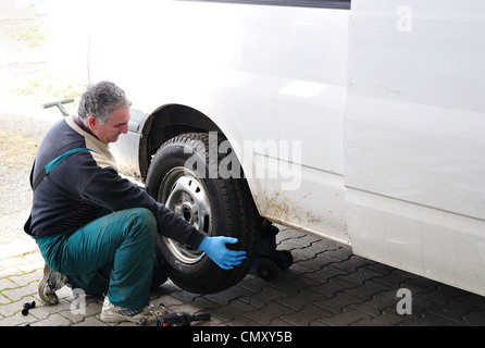 Homme changement de roue. Banque D'Images