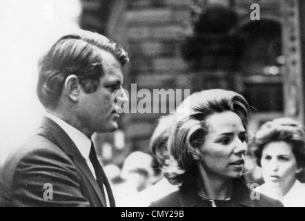 EDWARD "TED" KENNEDY ((1932-2009), homme politique américain avec la première épouse Joan sur 1975. Santo Visalli Photo Banque D'Images