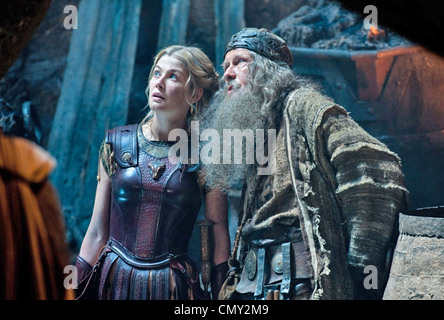 La colère DES TITANS 2012 Warner Bros film avec Rosamund Pike comme Andromède et Bill Nighy comme Héphaïstos Banque D'Images