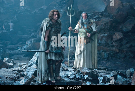 La colère DES TITANS 2012 Warner Bros film avec Edgar Ramirez à gauche et Danny Huston comme Poseidon Banque D'Images