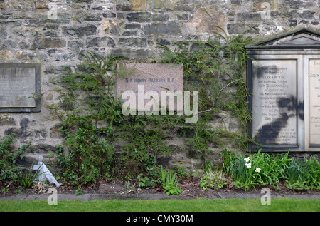 Mémorial à Sir Henry Raeburn R A (1756-1823), portraitiste écossais, dans le cimetière St John's, Édimbourg. Banque D'Images