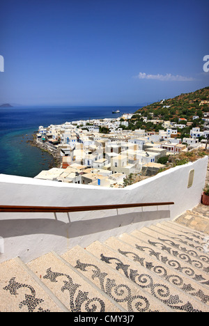 Avis de Mandraki village, 'capital' de Nisyros île volcanique, depuis les escaliers qui mènent à la Monastère de Panaghia Spiliani, Grèce Banque D'Images