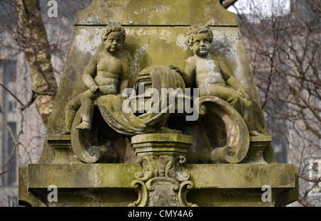 Détail d'un mémorial orné montrant une paire d'angelots dans la nécropole , Glasgow. Banque D'Images