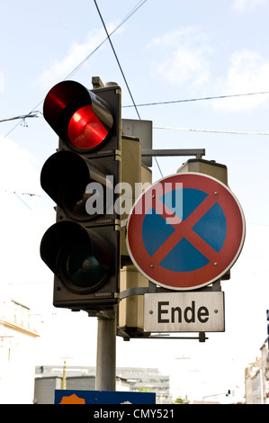 Près de fort trafic et de lumière rouge Banque D'Images