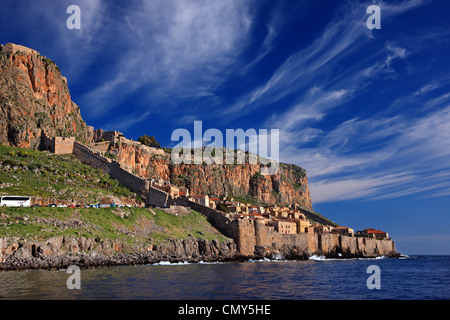 Vue impressionnante de la cité médiévale de Monemvasia' 'Normandie Hotel de la mer, au cours d'un boatride. Laconie, Péloponnèse, Grèce Banque D'Images