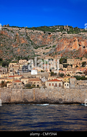 Vue impressionnante de la cité médiévale de Monemvasia' 'Normandie Hotel de la mer, au cours d'un boatride. Laconie, Péloponnèse, Grèce Banque D'Images