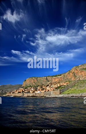 Vue impressionnante de la cité médiévale de Monemvasia' 'Normandie Hotel de la mer, au cours d'un boatride. Laconie, Péloponnèse, Grèce Banque D'Images
