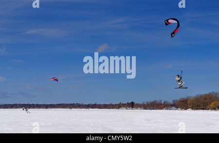 Les skieurs snow kite sur le lac Simcoe, Ontario canada Banque D'Images