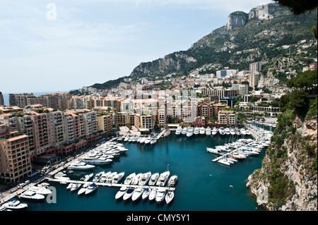 Vue panoramique de yachts de luxe stationné à quai sur la mer Méditerranée, à Monaco. Banque D'Images