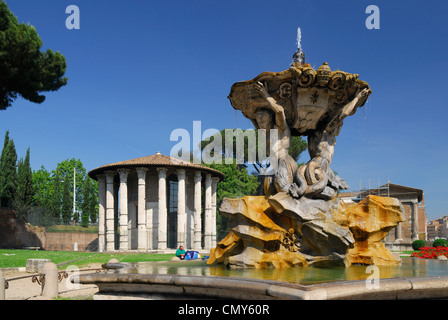 Fontaine au Forum Boarium avec ancien temple à la place Bocca della Verita Rome Italie Banque D'Images