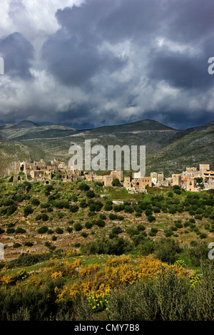 La région de Mani, Péloponnèse, Grèce. 'Towerhouses Maniat' dans Vatheia village, sous un ciel nuageux impressionnant, Lakonian Mani. Banque D'Images