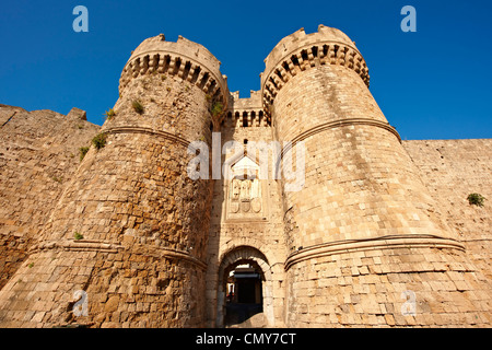 Cité médiévale St Catherine's Gate tours de la vieille ville de Rhodes. L'île de Rhodes en Grèce Banque D'Images