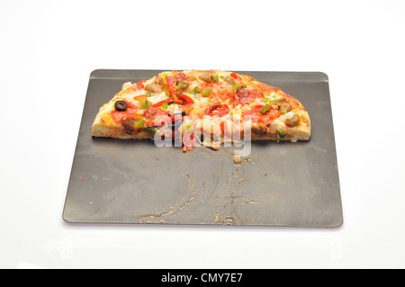 Pizza chargé sur une tôle à biscuits avec de la saucisse, pepperoni, poivrons verts et rouges, oignons et olives noires Banque D'Images