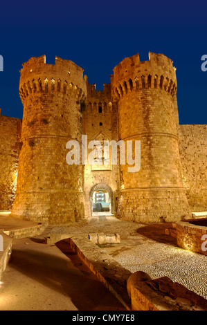 Cité médiévale St Catherine's Gate tours de la vieille ville de Rhodes. L'île de Rhodes en Grèce Banque D'Images