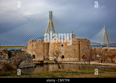 Le Rion Antirion- cable bridge et le château de Rio (aussi connu sous le nom de "Castello di Moreas'), dans l'Achaïe, Péloponnèse, Grèce. Banque D'Images