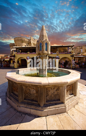 Fontaine en place Hippocrate, Rhodes, Grèce, Site du patrimoine mondial de l'UNESCO Banque D'Images