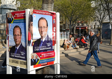 François Hollande et l'affiche de la campagne présidentielle française électeur devant Marseille France Banque D'Images