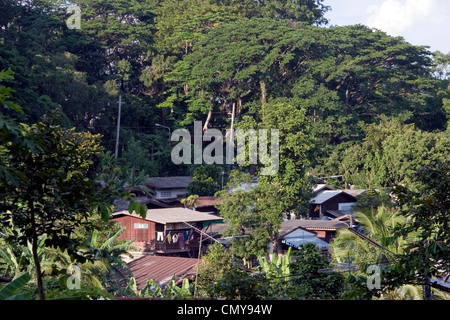 Un quartier avec des maisons est vu du dessus à Chiang Rai, Thaïlande. Banque D'Images