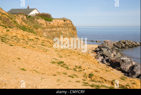 L'érosion côtière Happisburgh, côte nord du comté de Norfolk, Angleterre Banque D'Images