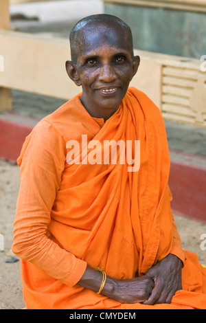 La nonne bouddhiste à la Sivam Kovil de culte dans ce pèlerinage Foi multi sacré SE ville ; Moroni, la Province d'Uva, au Sri Lanka, en Asie Banque D'Images