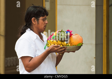 Dévot et fruits offrant, Maha Devale/bouddhiste temple hindou à cette sainte foi multi ville ; Moroni, la Province d'Uva, Sri Lanka Banque D'Images