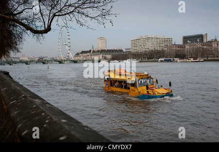 Duck Tours sur la Tamise en passant le Parlement et le London Eye, Westminster, Londres, Angleterre. Mars 2012 Banque D'Images