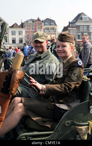 Commémoration de la Journée des anciens combattants de la seconde Guerre mondiale aux pays-Bas. Une Jeep historique Willys MB transportant des vétérans et des reconstituteurs lors d'un défilé de libération Banque D'Images