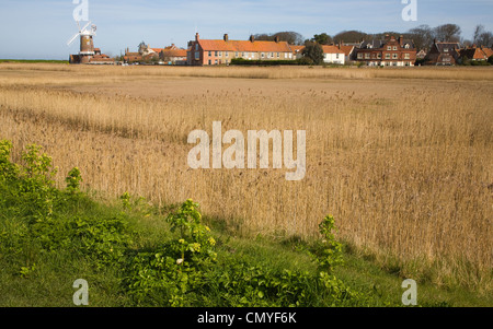 Vue sur la mer suivant le CLAJ roselières, côte nord du comté de Norfolk, Angleterre Banque D'Images