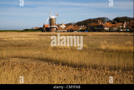 Vue sur la mer suivant le CLAJ roselières, côte nord du comté de Norfolk, Angleterre Banque D'Images