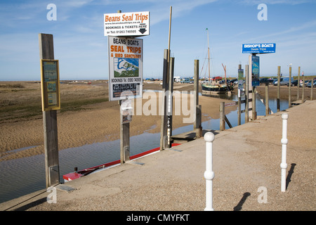 Les panneaux pour sceller l'Accord sur les ADPIC sur quai, Blakeney, côte nord du comté de Norfolk, Angleterre Banque D'Images