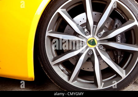 Lotus Evora voiture jaune sport roues en Angleterre, Royaume-Uni. La supercar biplace rapide est faite à Norfolk. Banque D'Images