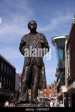 Worcester - statue d'Elgar à Worcester High Street. Edward Elgar, compositeur anglais. Banque D'Images