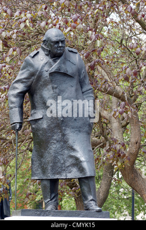 Royaume-uni, Londres, la place du Parlement, de la statue de Winston Churchill premier ex-britanniques durant la Seconde Guerre mondiale Banque D'Images
