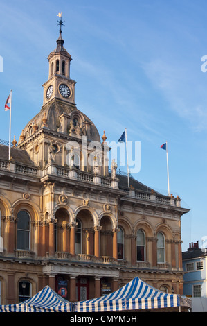 Ipswich town hall avec les auvents du marché. Le Suffolk. L'Angleterre Banque D'Images