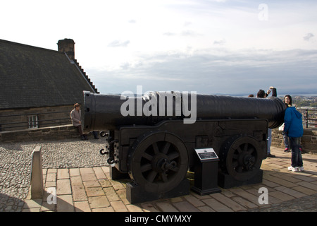 Les touristes près de Mons Meg, une grande pièce d'artillerie qui a été construit à l'époque médiévale et mis sur l'affichage dans le château d'Édimbourg Banque D'Images