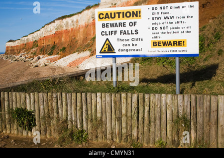 Avertissement signe de Cliff falls au rouge et blanc à rayures Hunstanton cliffs, Norfolk, Angleterre Banque D'Images