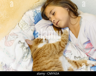 Petite fille mignonne dormir avec son animal de compagnie Banque D'Images