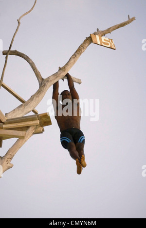 La Jamaïque Negril Ricks Cafe Cliff Diver sautant d'un arbre Banque D'Images